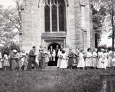 LHG03_0030 Outdoor service at Baddesley Clinton Church